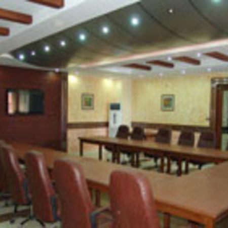 Rajone Hotel Файсалабад Екстериор снимка