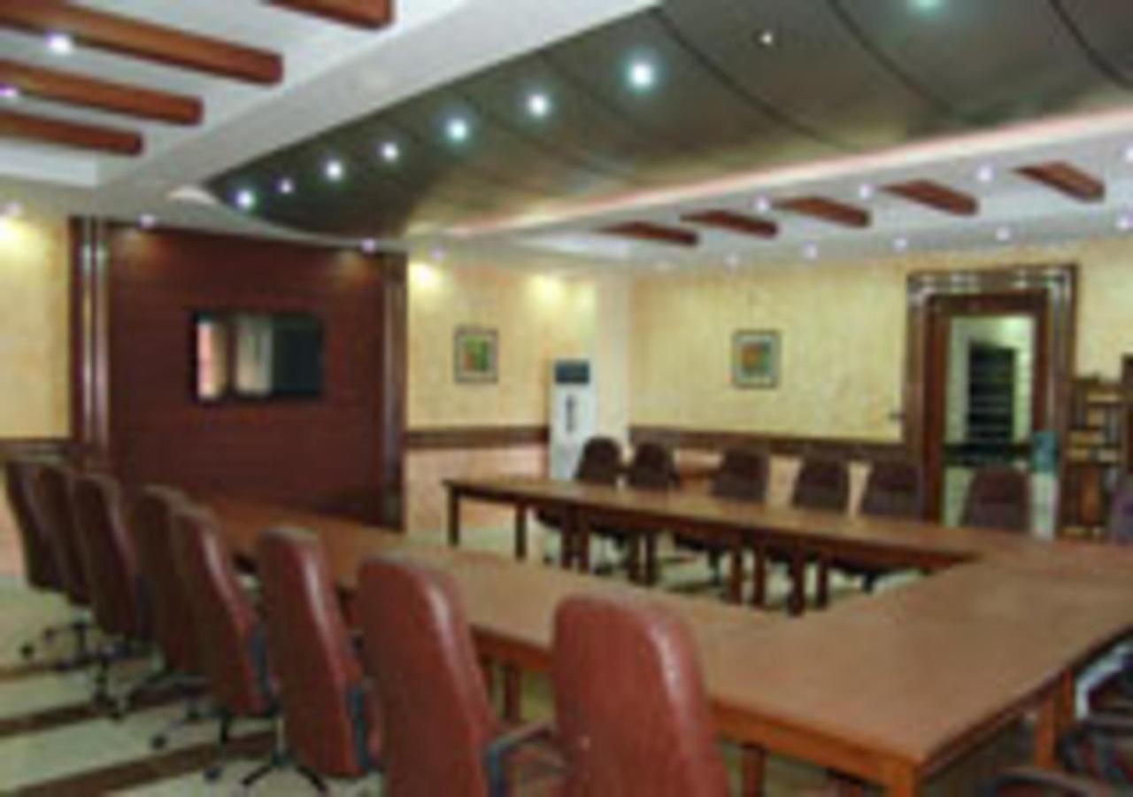 Rajone Hotel Файсалабад Екстериор снимка