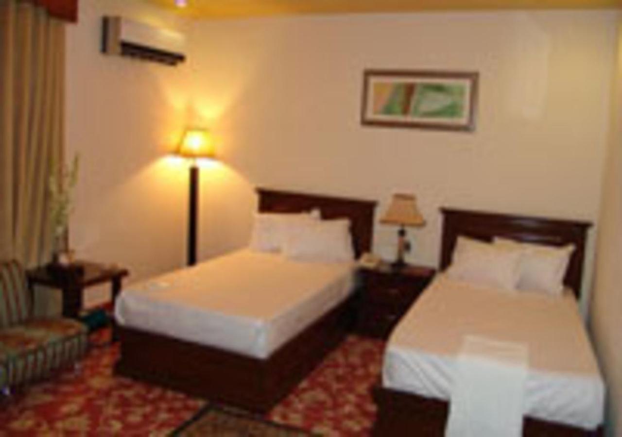 Rajone Hotel Файсалабад Екстериор снимка