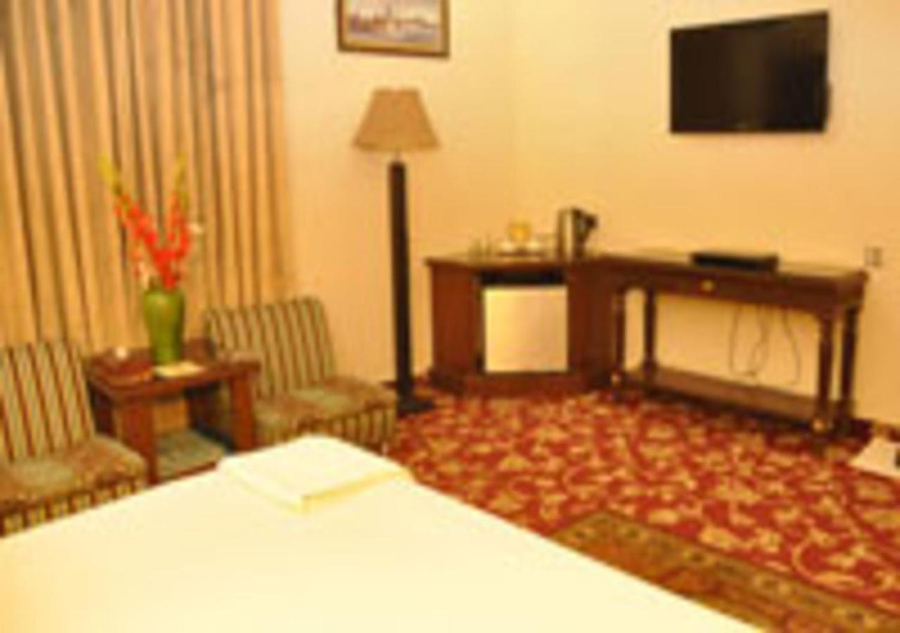 Rajone Hotel Файсалабад Екстериор снимка