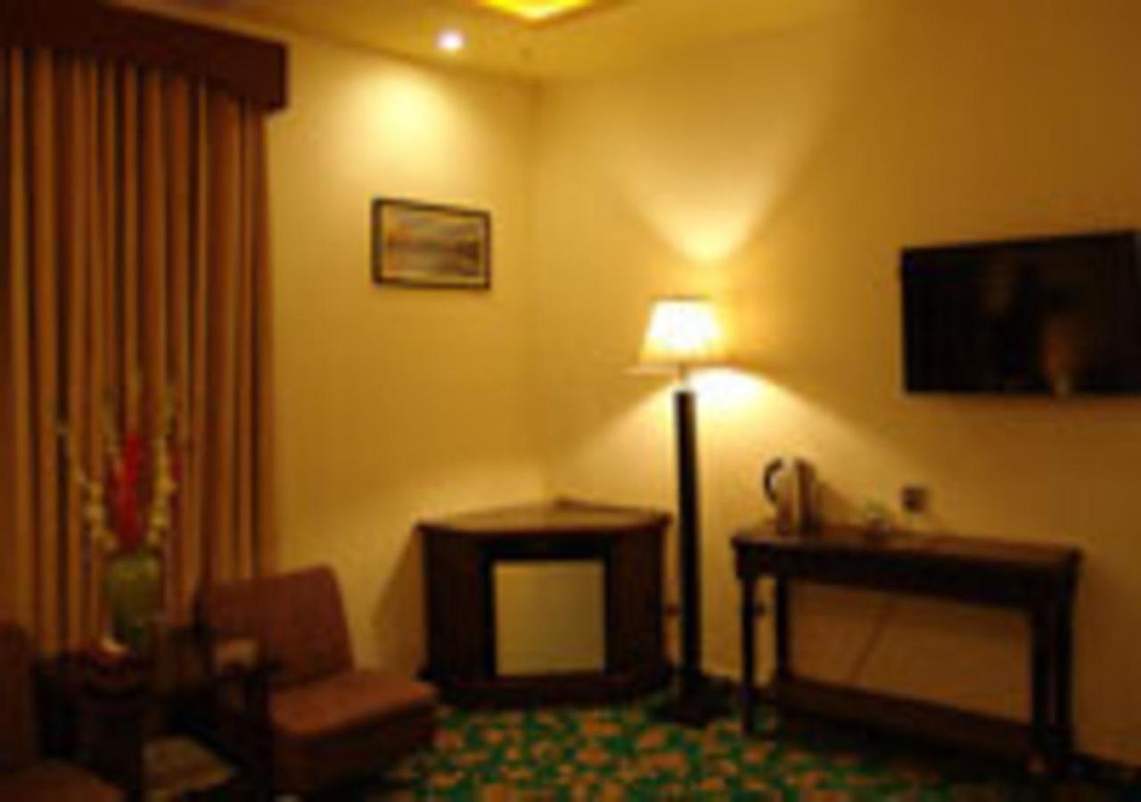 Rajone Hotel Файсалабад Екстериор снимка