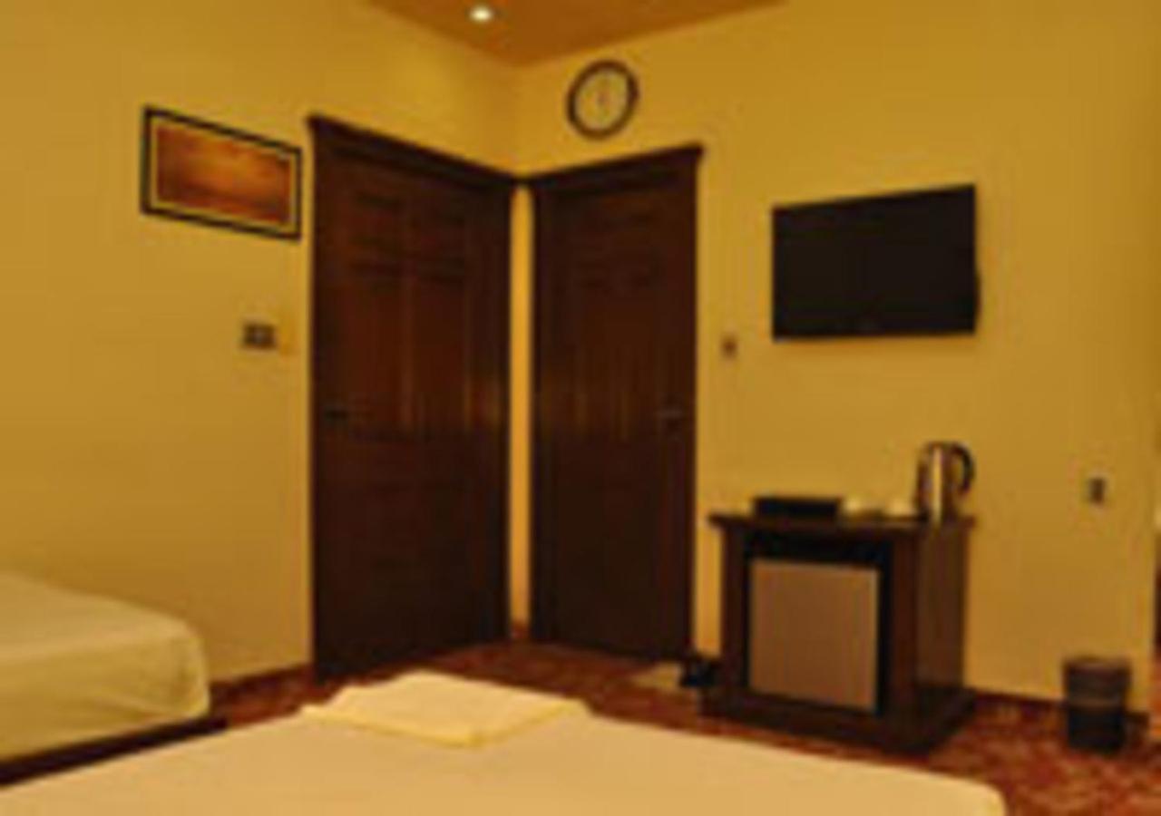 Rajone Hotel Файсалабад Екстериор снимка