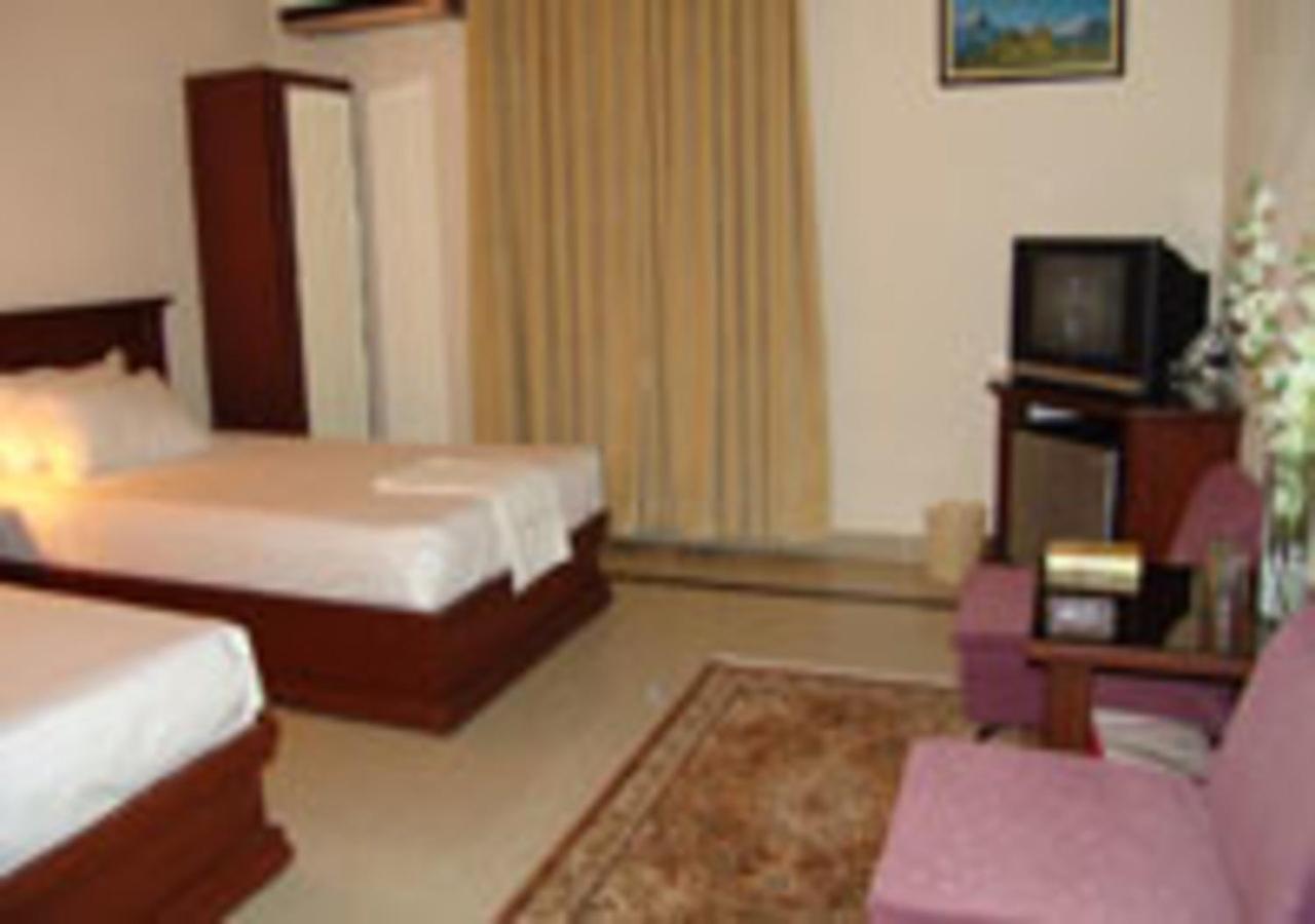 Rajone Hotel Файсалабад Екстериор снимка